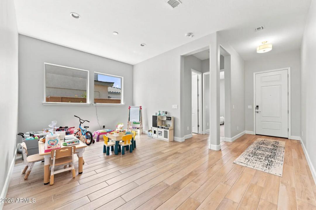 Real Estate Picture 3