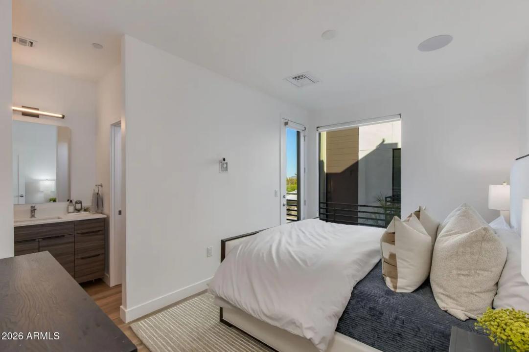 Real Estate Picture 24