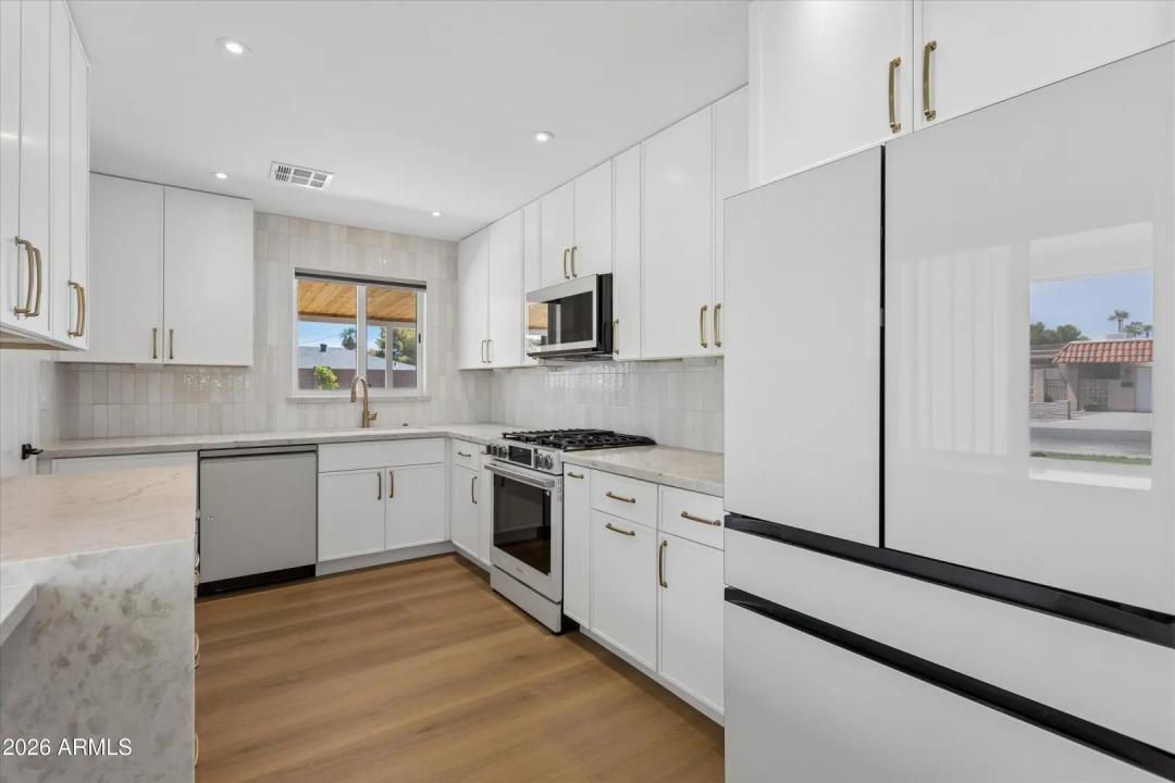 Real Estate Picture 11