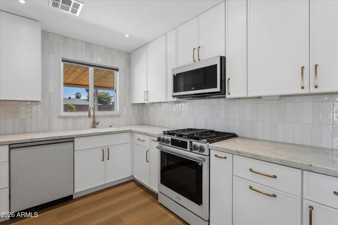 Real Estate Picture 12