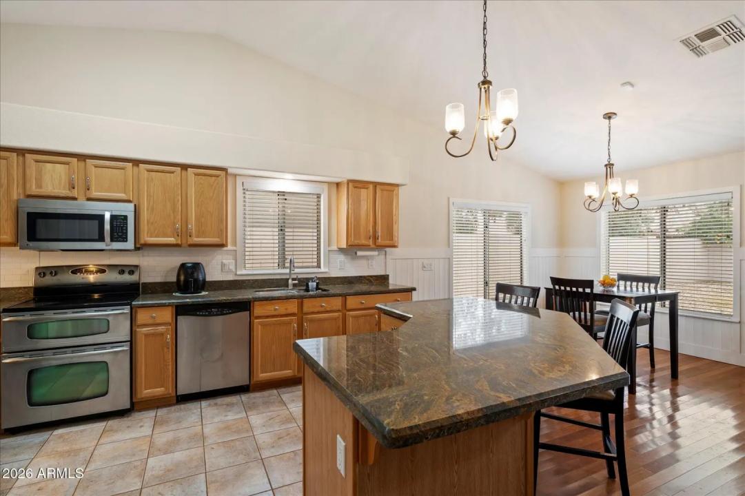 Real Estate Picture 4