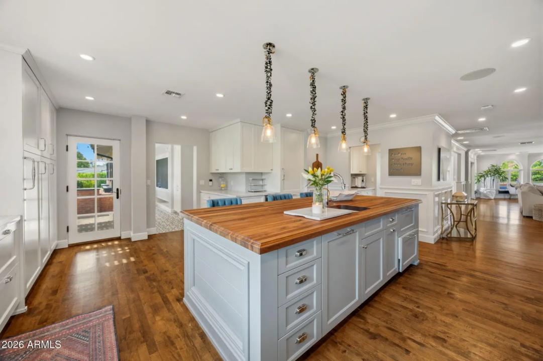 Real Estate Picture 14