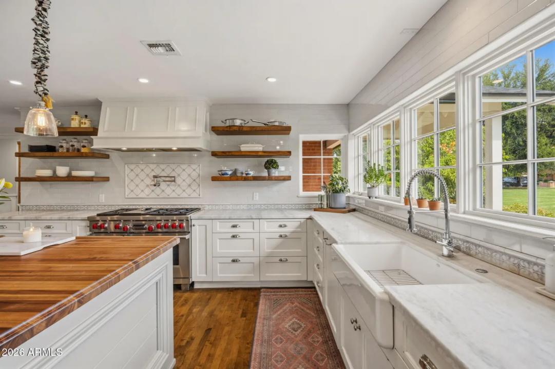 Real Estate Picture 11