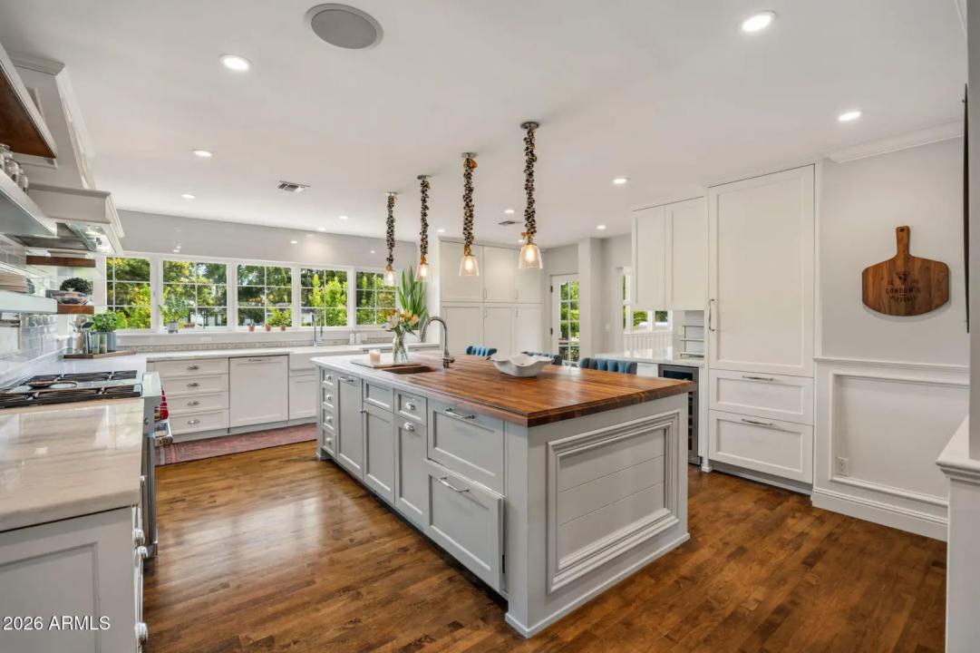 Real Estate Picture 10