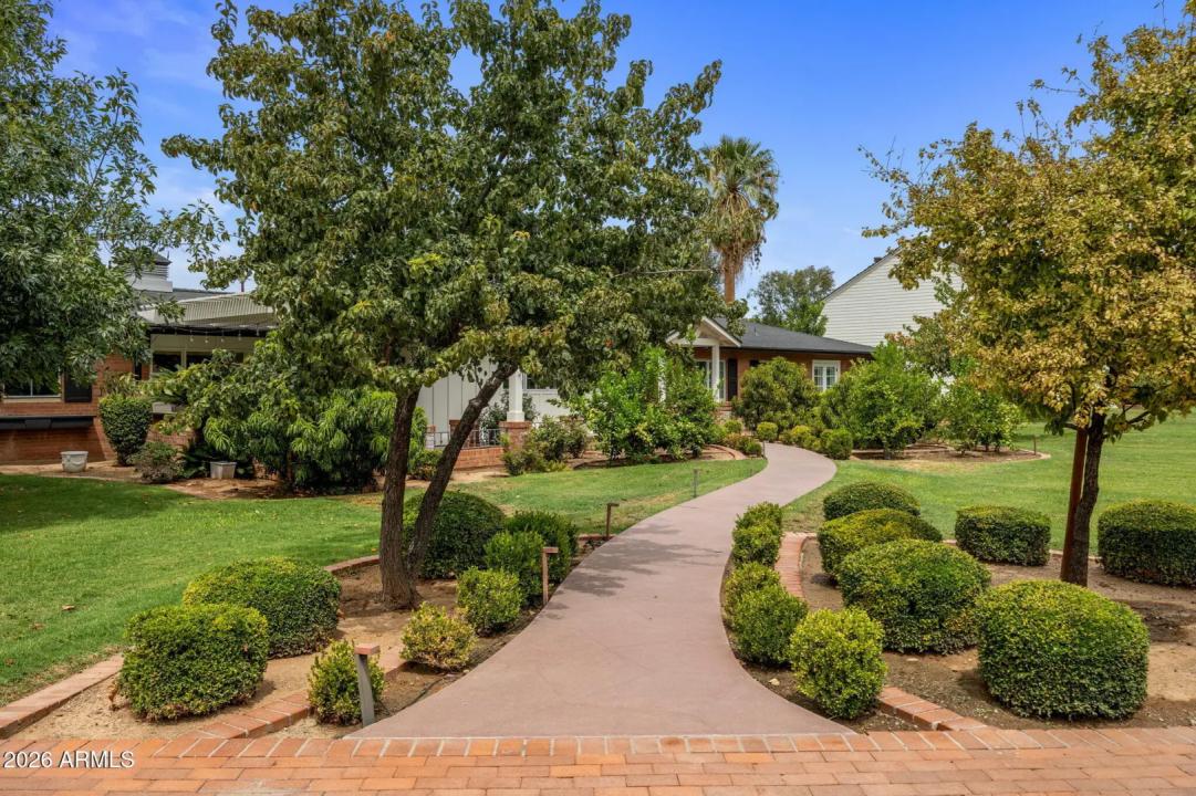Real Estate Picture 3