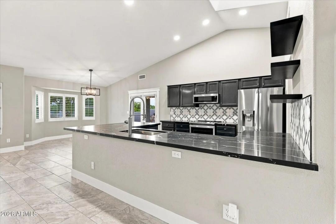 Real Estate Picture 14