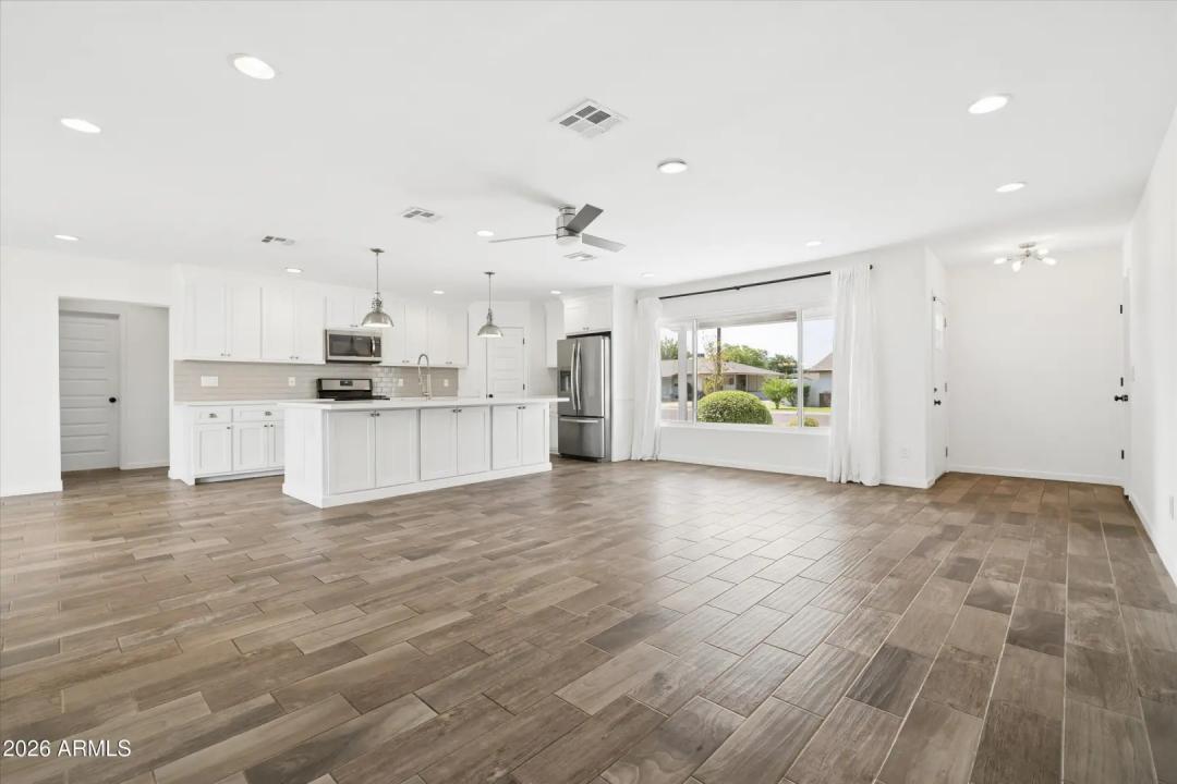Real Estate Picture 4