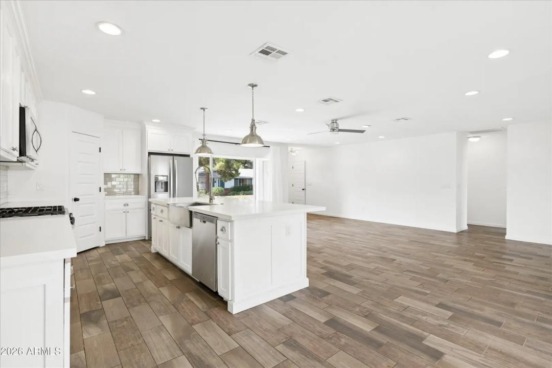 Real Estate Picture 9