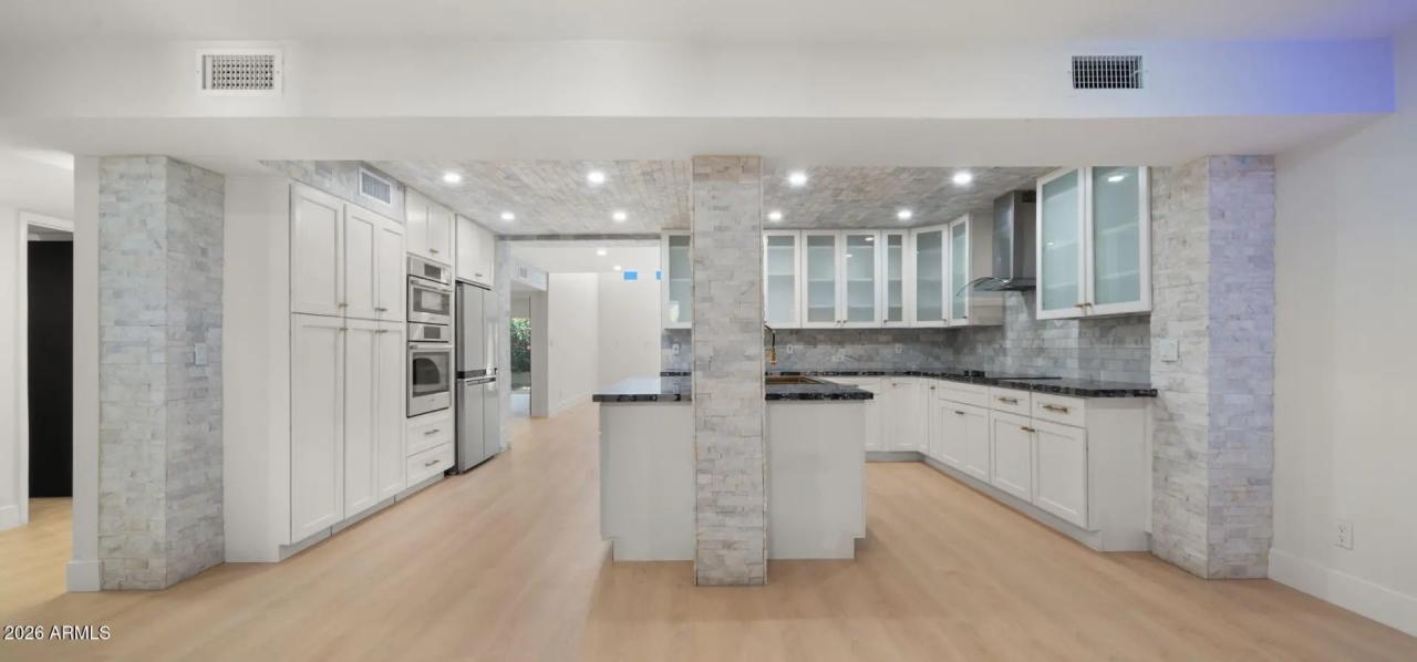 Real Estate Picture 3