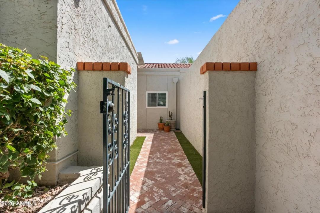 Real Estate Picture 4