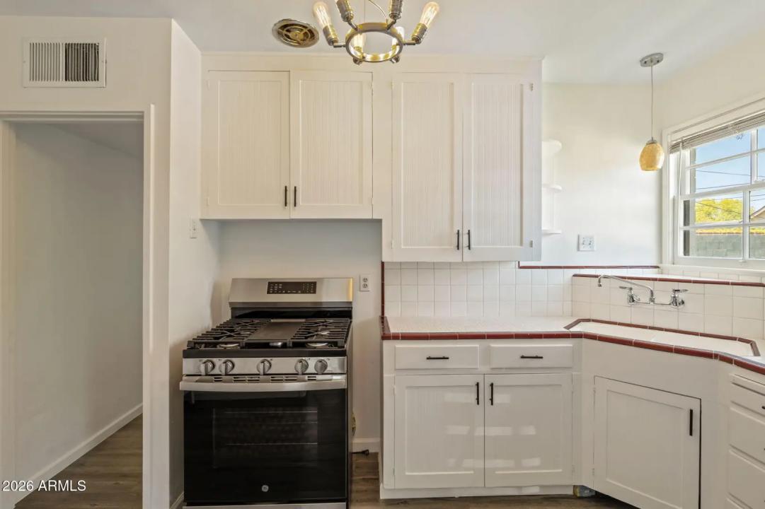 Real Estate Picture 9