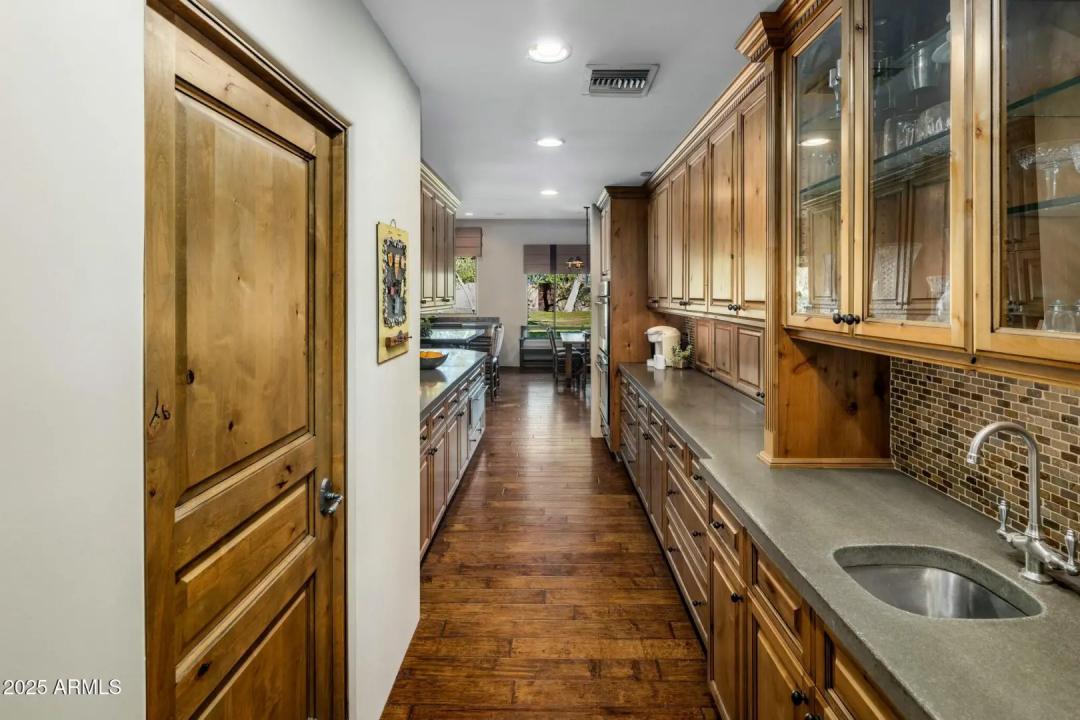 Real Estate Picture 8