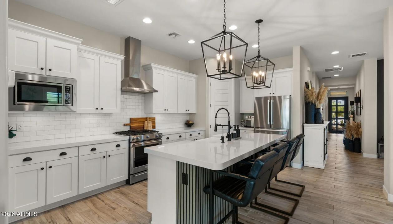 Real Estate Picture 11