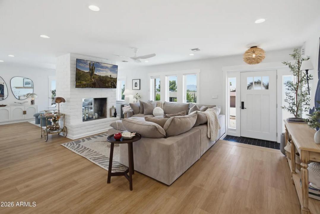 Real Estate Picture 4