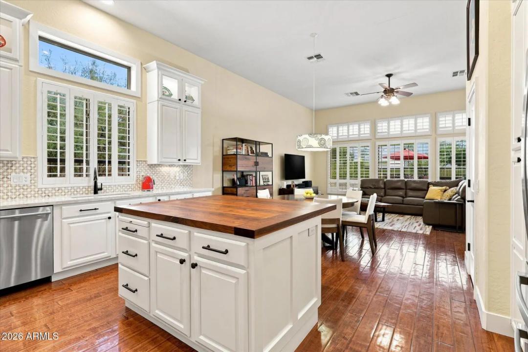 Real Estate Picture 11