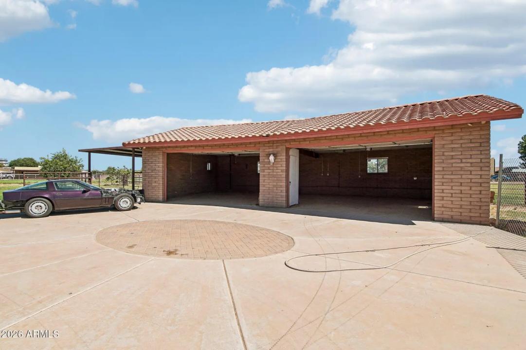 Real Estate Picture 4