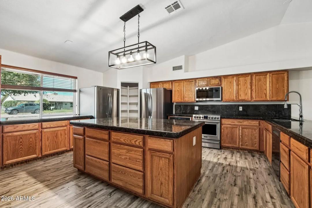 Real Estate Picture 3