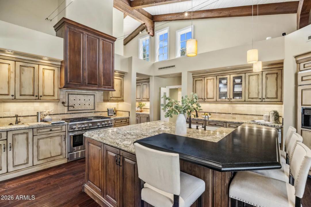 Real Estate Picture 4
