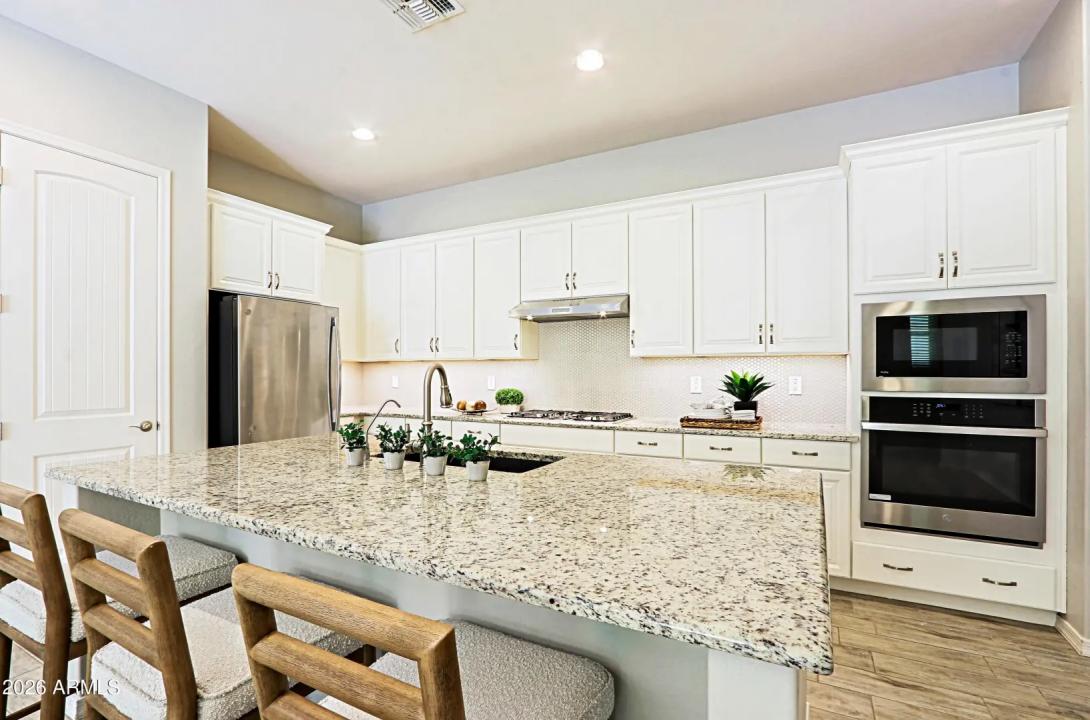 Real Estate Picture 4