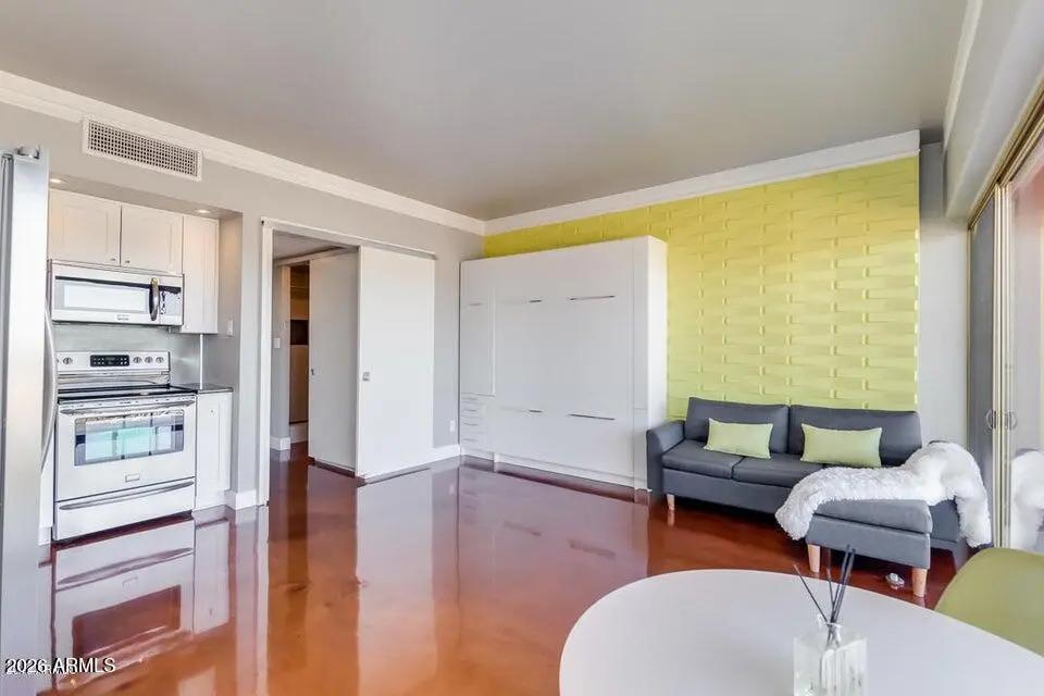 Real Estate Picture 5