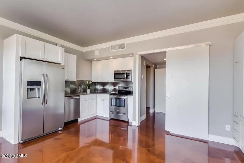 Real Estate Picture 4