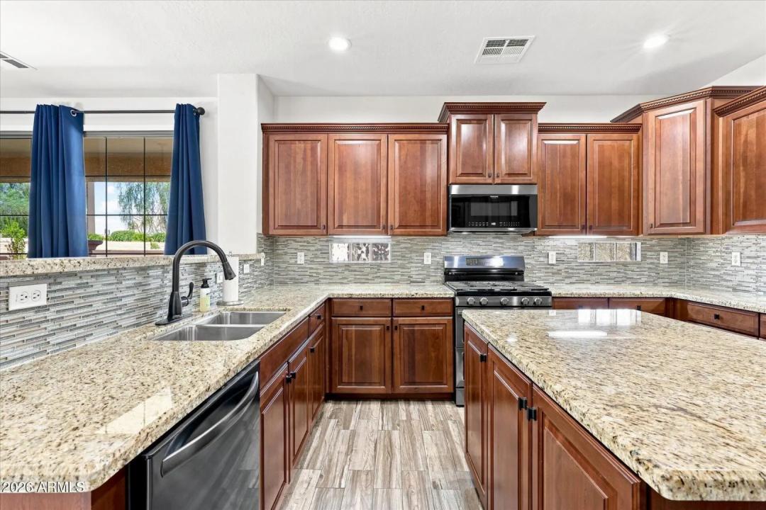 Real Estate Picture 24