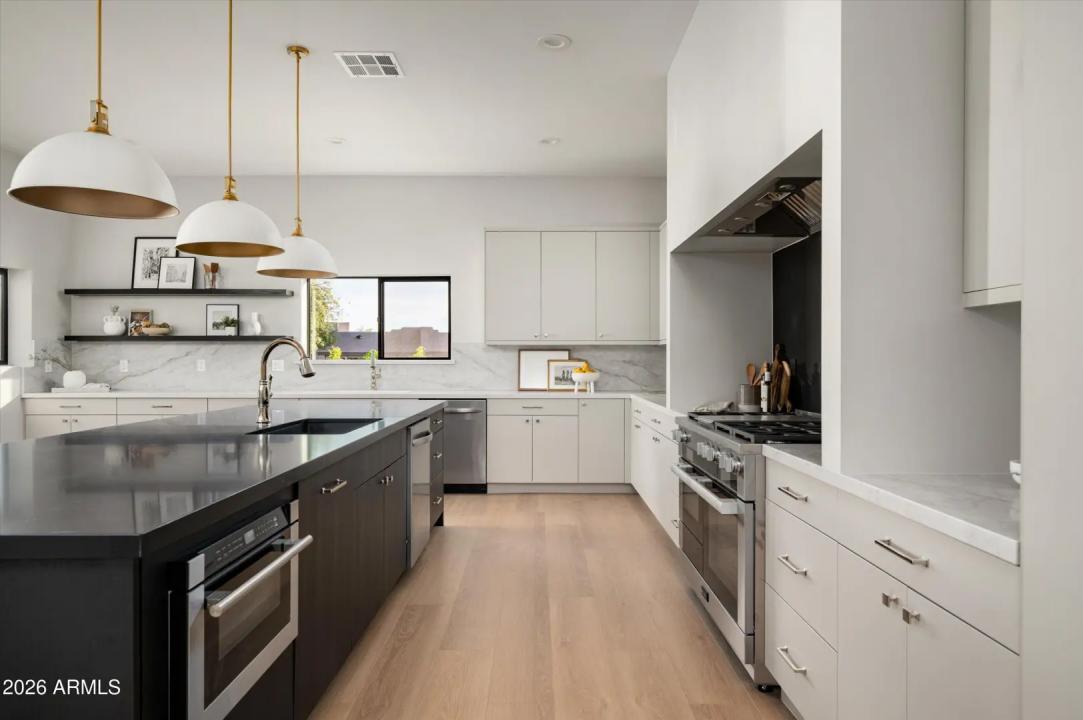 Real Estate Picture 11