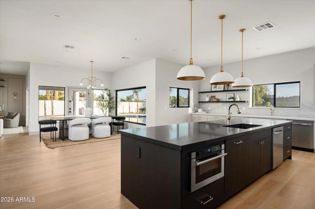 Real Estate Picture 12