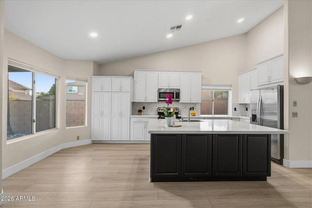 Real Estate Picture 4