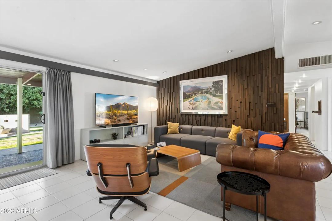 Real Estate Picture 11