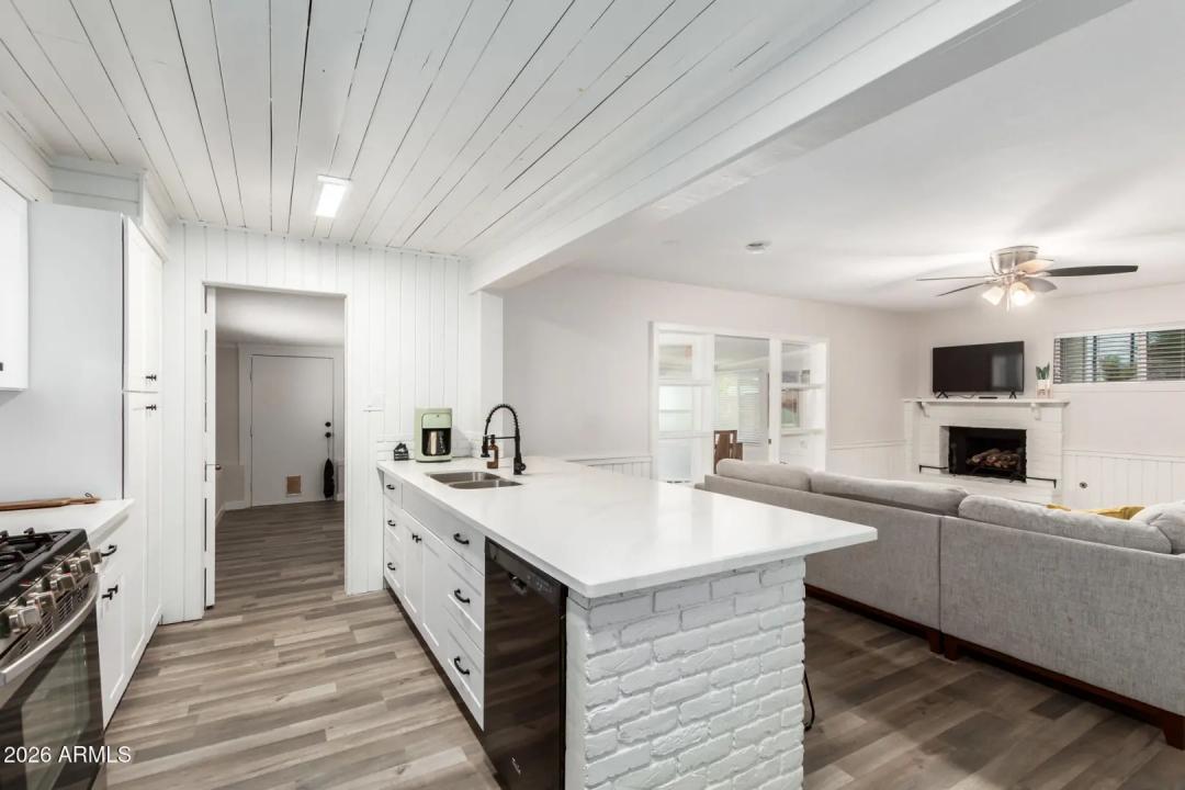 Real Estate Picture 11
