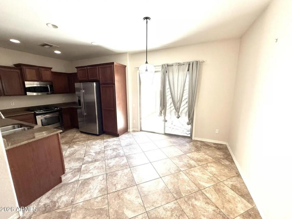 Real Estate Picture 4
