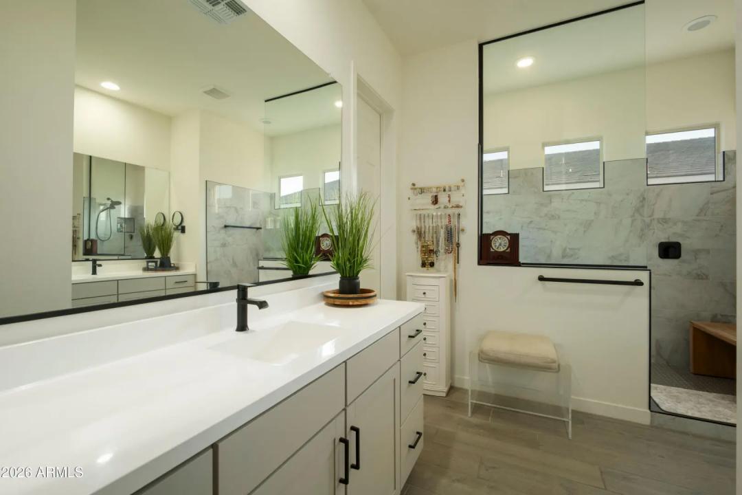 Real Estate Picture 18