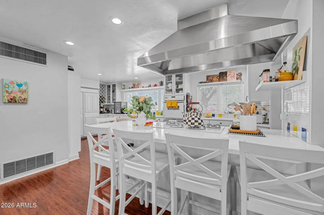 Real Estate Picture 11
