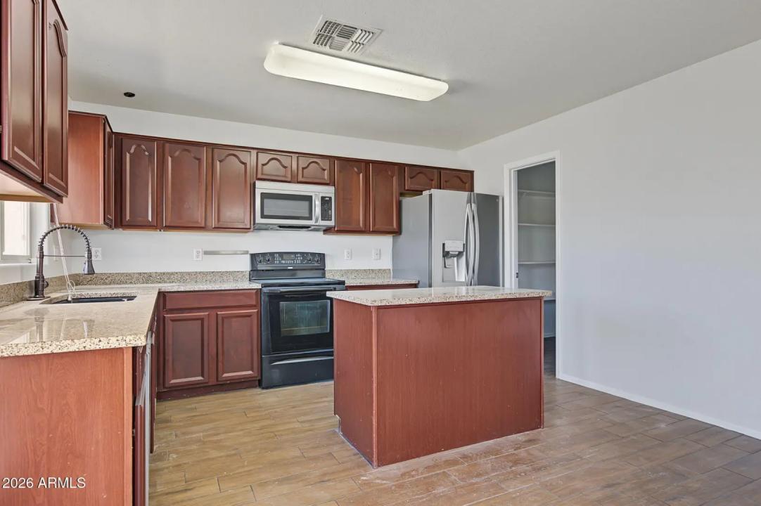 Real Estate Picture 7