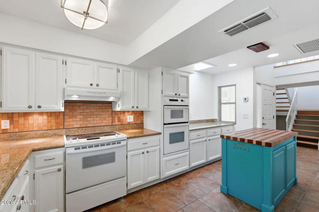 Real Estate Picture 12