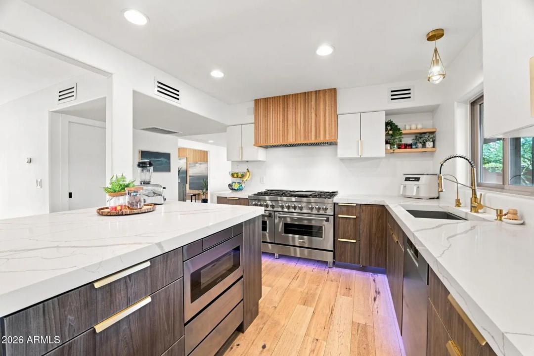 Real Estate Picture 11