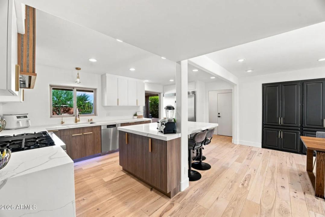 Real Estate Picture 14