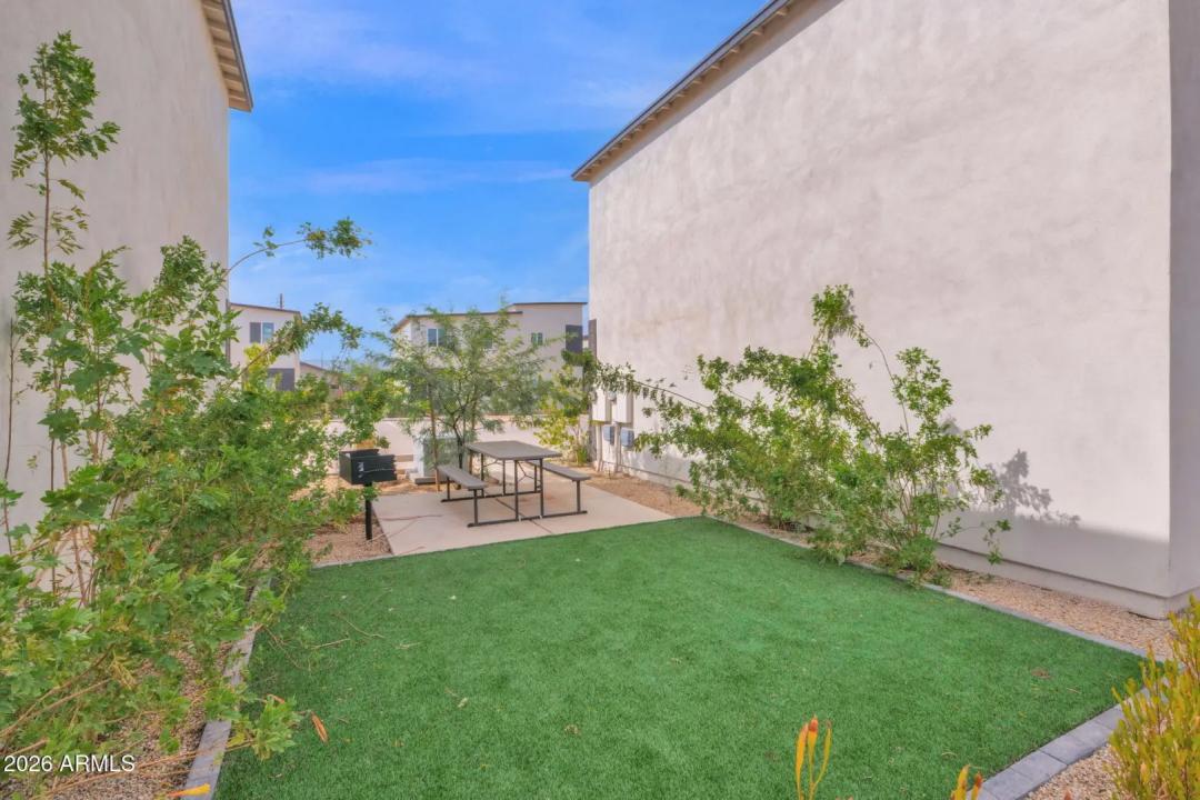 Real Estate Picture 3