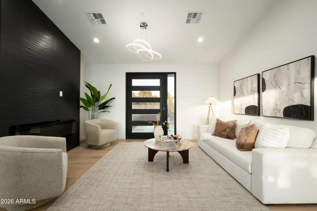 Real Estate Picture 16