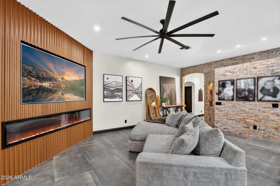 Real Estate Picture 5