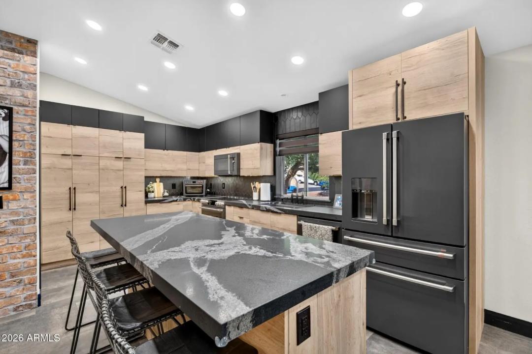 Real Estate Picture 12