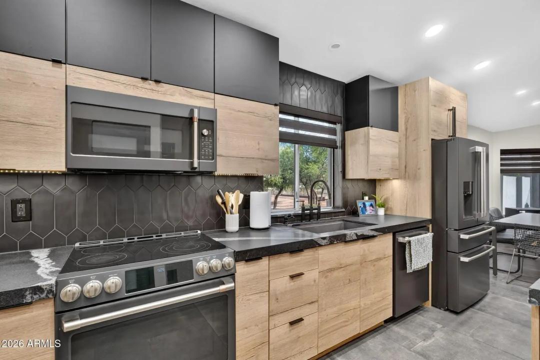 Real Estate Picture 14