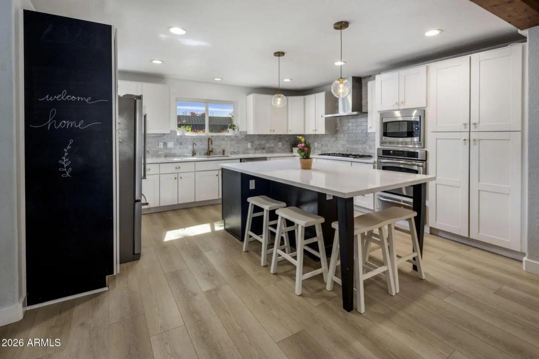 Real Estate Picture 8