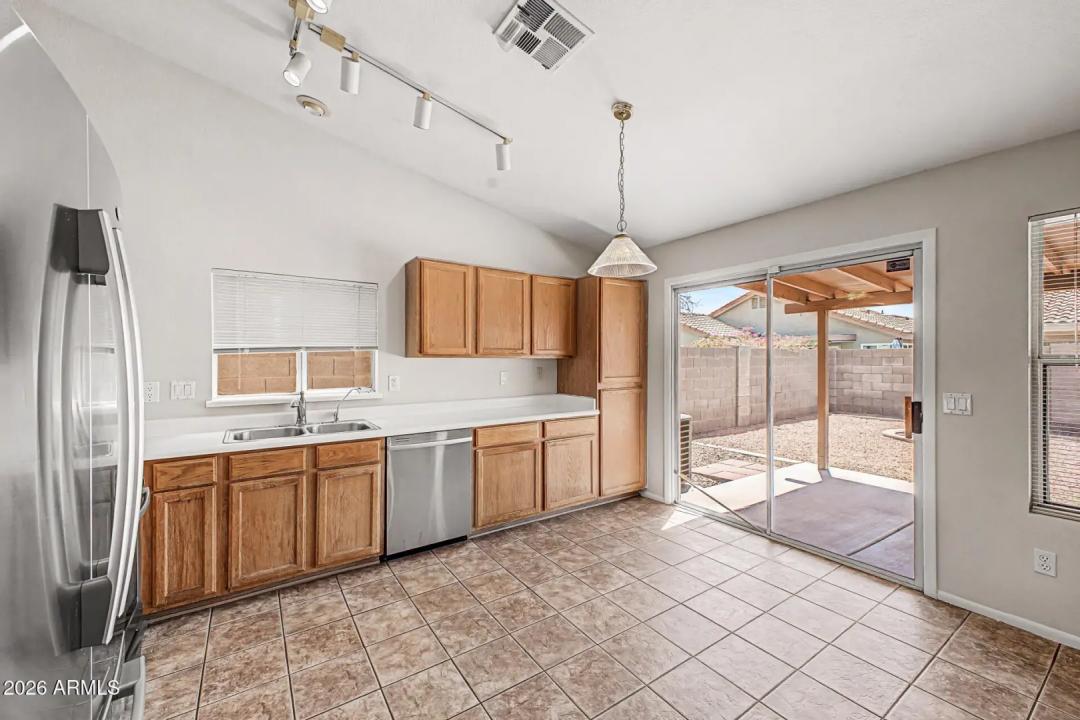 Real Estate Picture 4