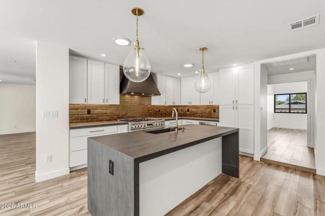 Real Estate Picture 8