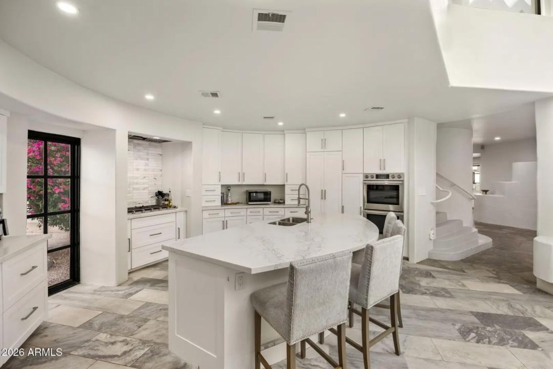 Real Estate Picture 9