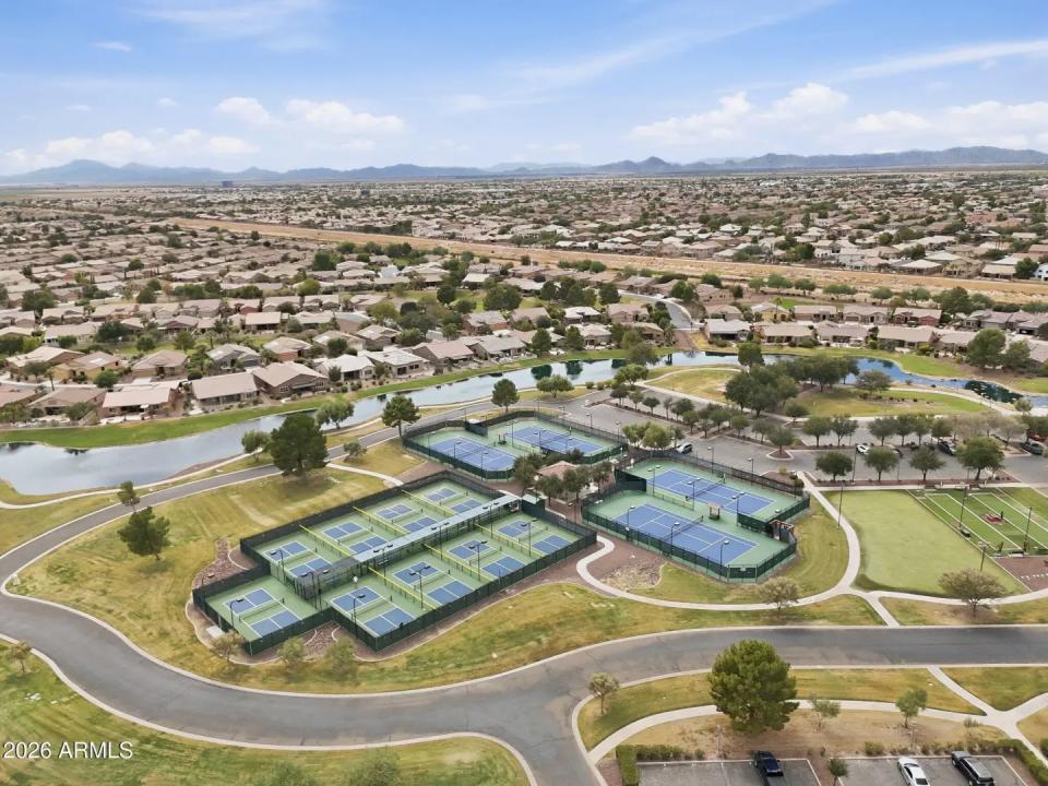 Real Estate Picture 3