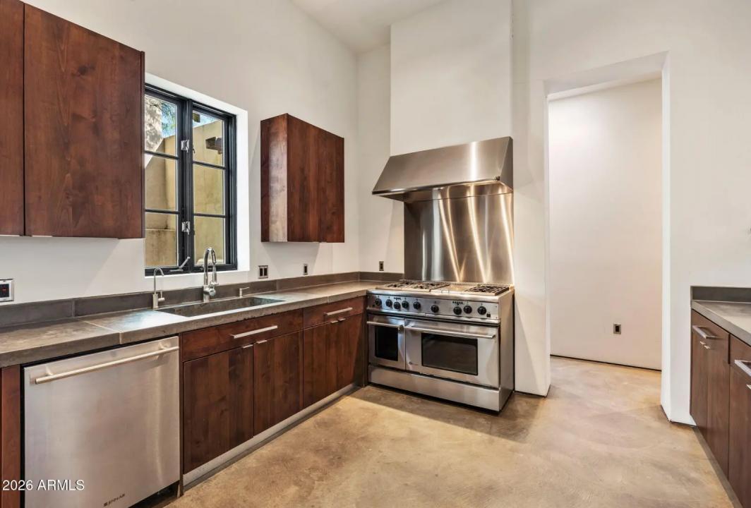 Real Estate Picture 11