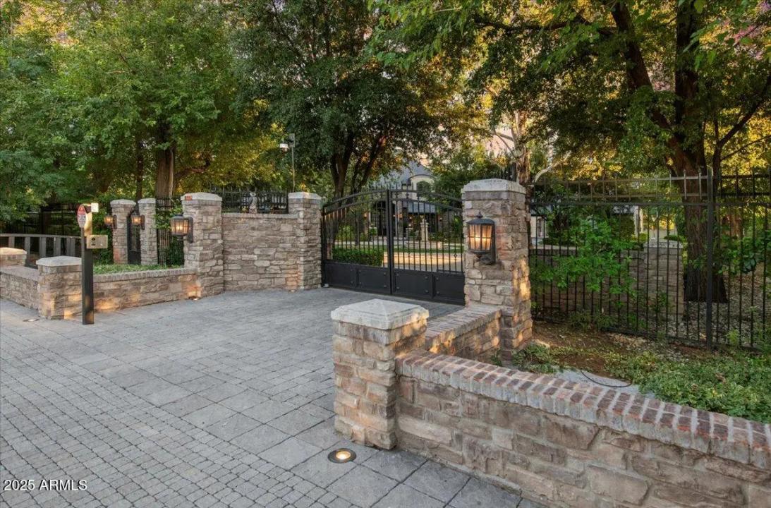 Real Estate Picture 3